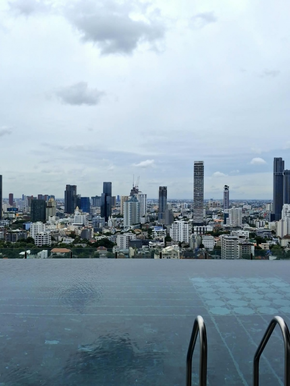 Kolam renang di 137 Pillars Suites & Residences dengan pemandangan kota Bangkok. (Suara.com/Vania)
