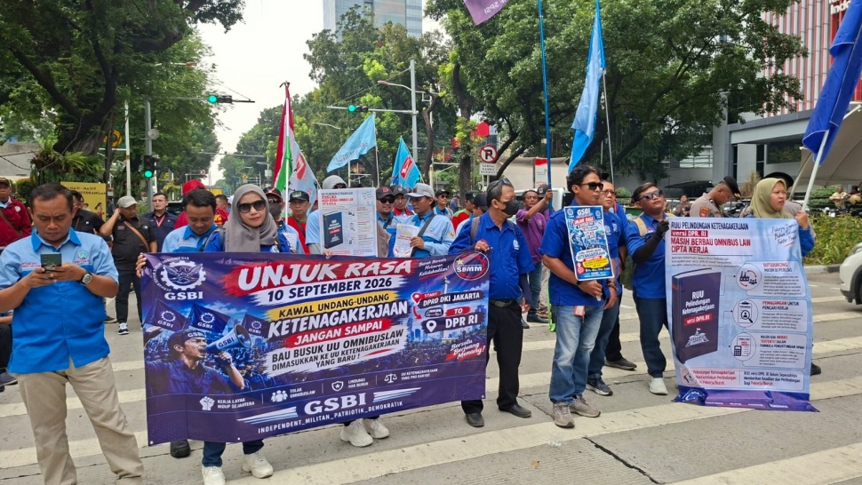 Koalisi Besar Perjuangan Buruh Indonesia demo di Gedung DPRD DKI Jakarta di Kebon Sirih, Jakarta Pusat, Kamis (10/9/2026). [Suara.com/Adiyoga]