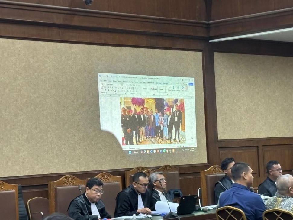 Mantan Menteri Agama Yaqut Cholil Qoumas mempertanyakan soal foto Ketua Dewan Pembina Forum Silaturahmi Asosiasi Travel Haji dan Umrah (SATHU) Fuad Hasan Masyhur dengan Presiden Prabowo Subianto di Paris, Prancis pada 2024 lalu. [Suara.com/Dea]