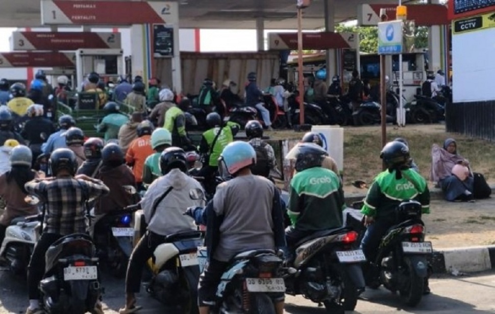 Suasana antrean kendaraan untuk pembelian Bahan Bakar Minyak (BBM) bersubsidi yang semakin sulit diperoleh salah satunya di SPBU Jalan Andi Pangerang Pettarani, Makassar, Sulawesi Selatan, Rabu (9/9/2026) [SuaraSulsel.id/ANTARA]