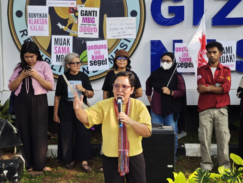 Massa Gelar Aksi “Doa Tolak Bala” di Kantor BGN. (Suara.com/Adiyoga)