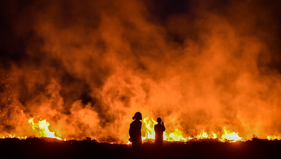 Pewarta merekam gambar saat kebakaran lahan terjadi di Tanjung Pauh Hilir, Kerinci, Jambi, Selasa (15/9/2026). [ANTARA FOTO/Wahdi Septiawan/tom]