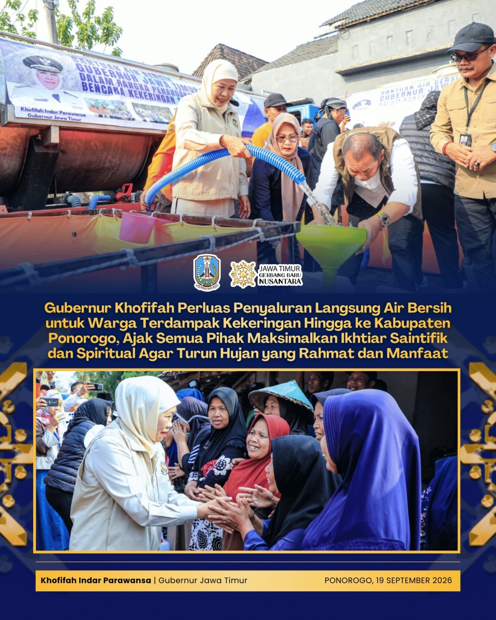 Gubernur Jawa Timur Khofifah Indar Parawansa menyalurkan bantuan air bersih kepada warga Desa Karangpatihan, Kecamatan Pulung, Kabupaten Ponorogo, Sabtu (19/9/2026). (Dok. Pemprov Jatim)