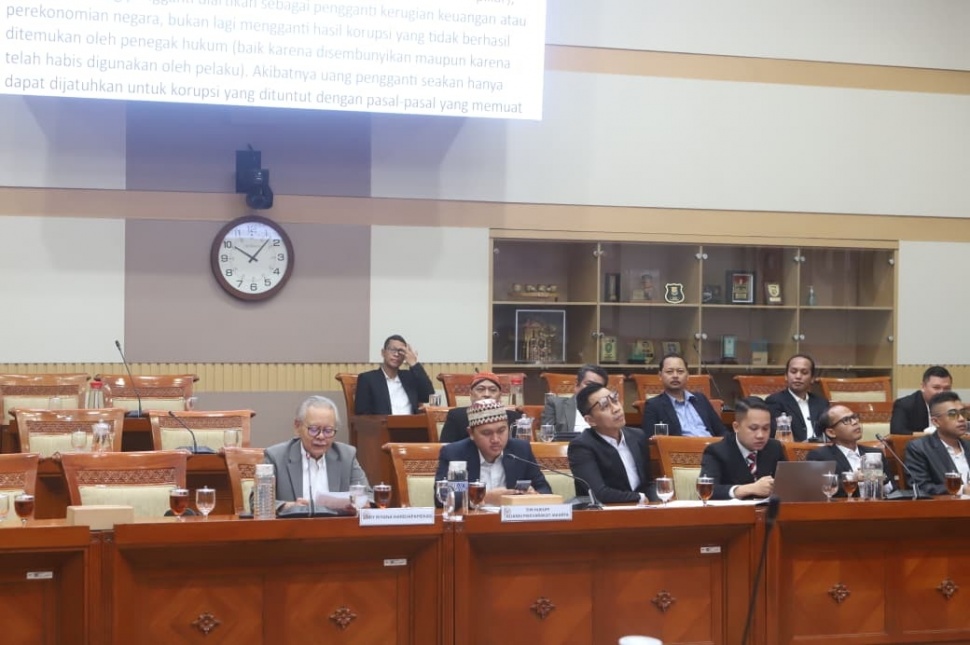 Eks pimpinan KPK Erry Riyana saat memberikan masukan terkait RUU Perampasan Aset dalam Rapat Dengar Pendapat Umum (RDPU) dengan Komisi III DPR RI. (dok. ist)