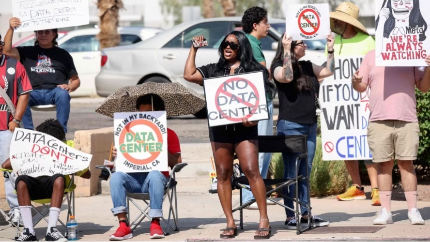 Terjemahan Langsung Aksi protes menentang perluasan pusat data di Imperial, California (AS), pada 18 Juli 2026. Sumber: SANDY HUFFAKER/AFP