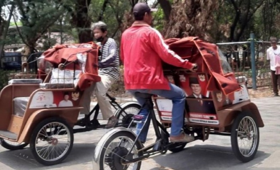 Penerima bantuan becak listrik melakukan test drive saat pelatihan mengemudi di halaman kantor Satpol PP Kabupaten Bekasi, Rabu (23/9/2026) [Suara.com/ANTARA]