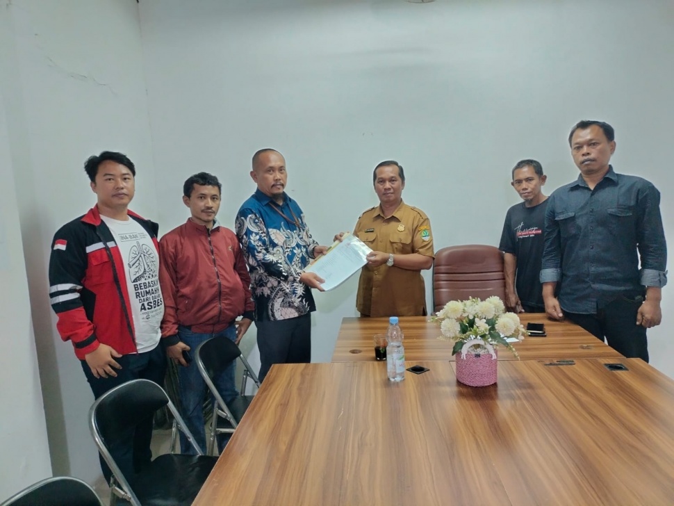 Mantan Pekerja Asbes Laporkan Dugaan Penyakit Akibat Kerja ke Pengawas Ketenagakerjaan Karawang. [Ist]