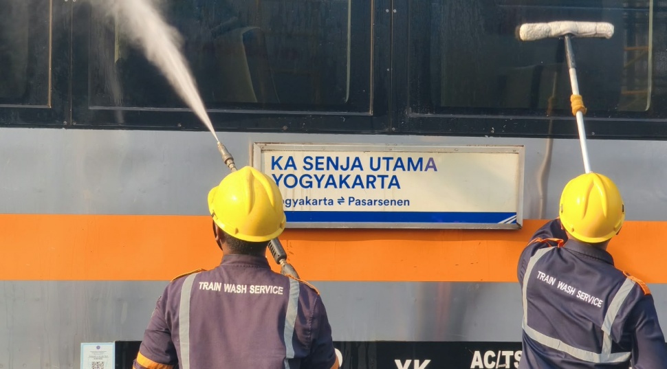Tim cuci kereta KAI Daop 6 Yogyakarta (Suara.com/Hiskia)