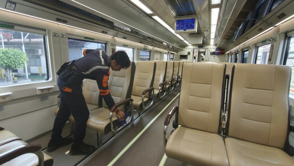 Tim cuci kereta KAI Daop 6 Yogyakarta (Suara.com/Hiskia)
