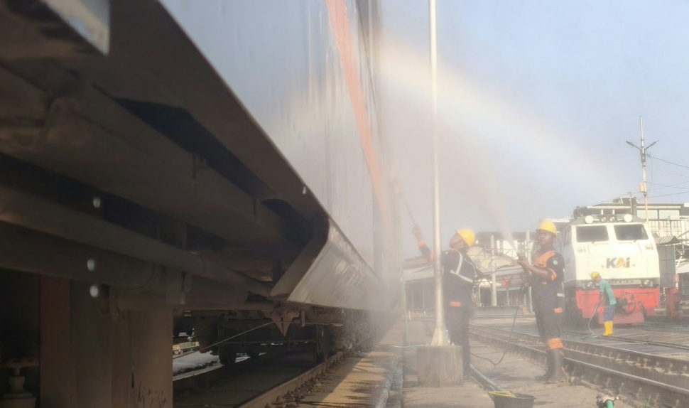 Tim cuci kereta KAI Daop 6 Yogyakarta (Suara.com/Hiskia)