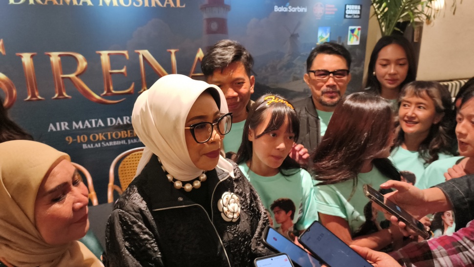 Istri Menteri Sosial Fatma Saifullah Yusuf saat doorstop dalam rangkaian konferensi pers drama musikal SIRENA: Air Mata dari Lautan di Roti Romi Menteng, Jakarta Pusat, Jakarta, Selasa (29/9/2026). (Suara.com/Mohammad Rhadzaki Ramadhan)