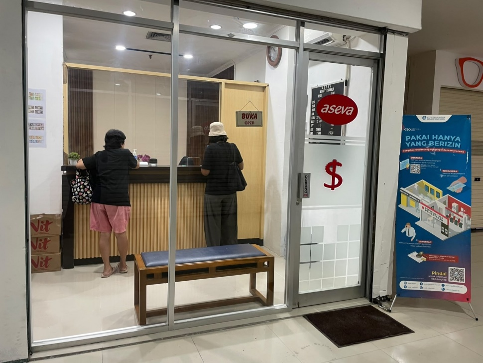 Rupiah kembali tertekan mendekati level Rp18.000 per dolar Amerika Serikat (AS) pada pembukaan perdagangan Selasa (29/9/2026). Pelemahan mata uang Garuda mulai tercermin dari perubahan aktivitas transaksi di gerai penukaran valuta asing. Foto Suara-Esther.