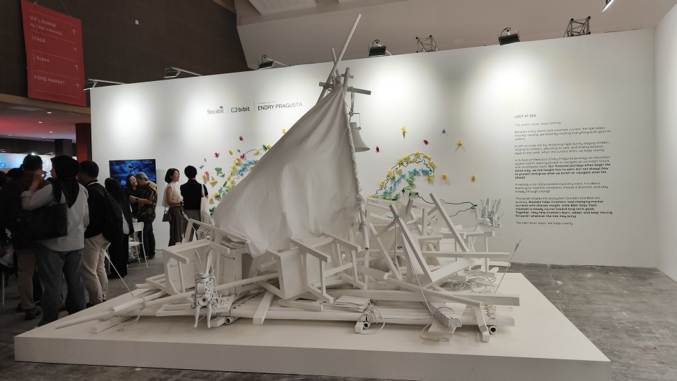 Instalasi Lost at Sea karya Endry Pragusta dalam gelaran Art Jakarta 2026 di Hall C1, JIExpo Kemayoran, Jakarta, Jumat (2/10/2026). (Suara.com/Mohammad Rhadzaki Ramadhan)