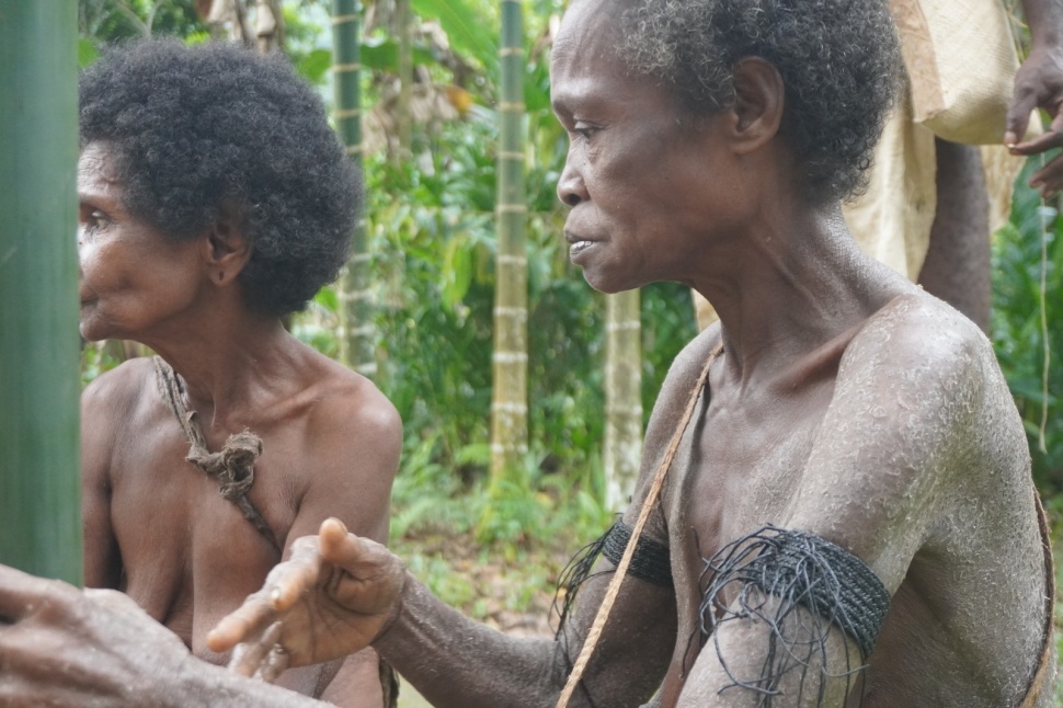 Waraya: Gelang Tradisional Masyarakat Adat Mairasi yang Simpan Identitas dan Hubungan Dengan Alam. (Dok. Aliansi Masyarakat Adat Nusantara)