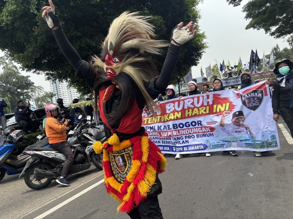 Ribuan Buruh Padati Depan Gedung DPR. (Suara.com/Faqih Fathurrahman)