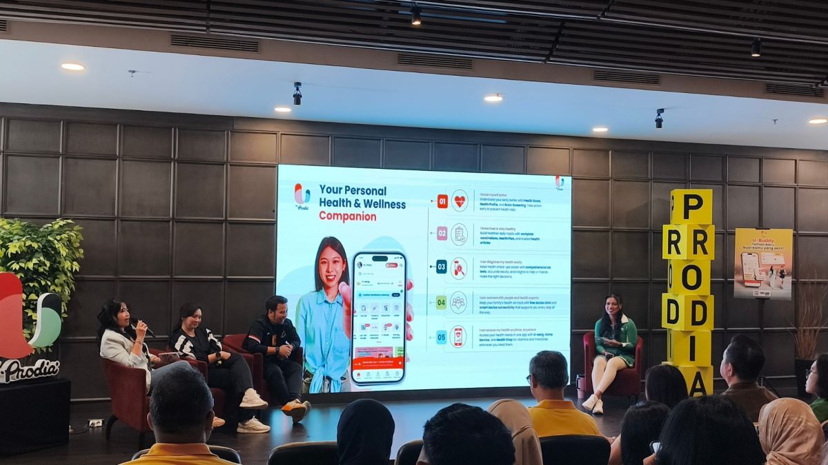 AVP Sales Marketing & Partnership PT Prodia Digital Indonesia, Agnes Sartika Husin, menjelaskan U-Buddy dalam acara peluncurannya di Prodia Tower, Jakarta, Rabu (7/10/2026). (Suara.com/Mohammad Rhadzaki Ramadhan)