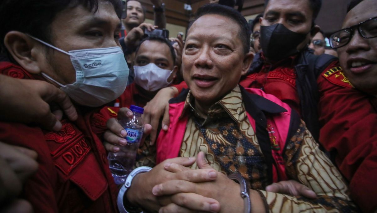 Mantan Jaksa Agung Muda Tindak Pidana Khusus Kejaksaan Agung, Febrie Adriansyah (tengah) saat menjalani sidang perdana di Pengadilan Tipikor, Jakarta, Rabu (7/10/2026). [Suara.com/Alfian Winanto]