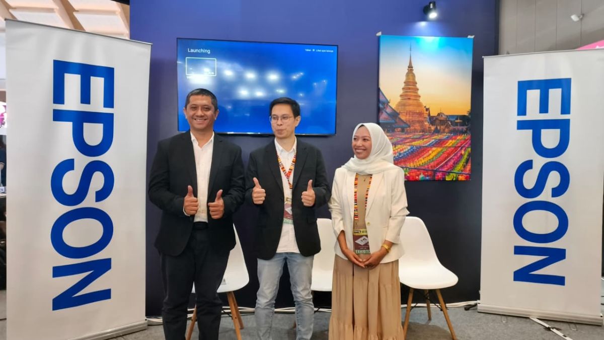 Dari kiri, Assistant Manager Presales Engineer Epson Indonesia Virdyansas Priyo Pratomo, Head of Vertical Business Epson Indonesia Ario Aditya, dan Product Marketing SureColor V4000 Nuzul Quraini Diandra dalam acara peluncuran SureColor V4000 di Jakarta International Expo (JIExpo), Kemayoran, Jakarta Pusat, Rabu (7/10/2026). (Suara.com/Mohammad Rhadzaki Ramadhan)