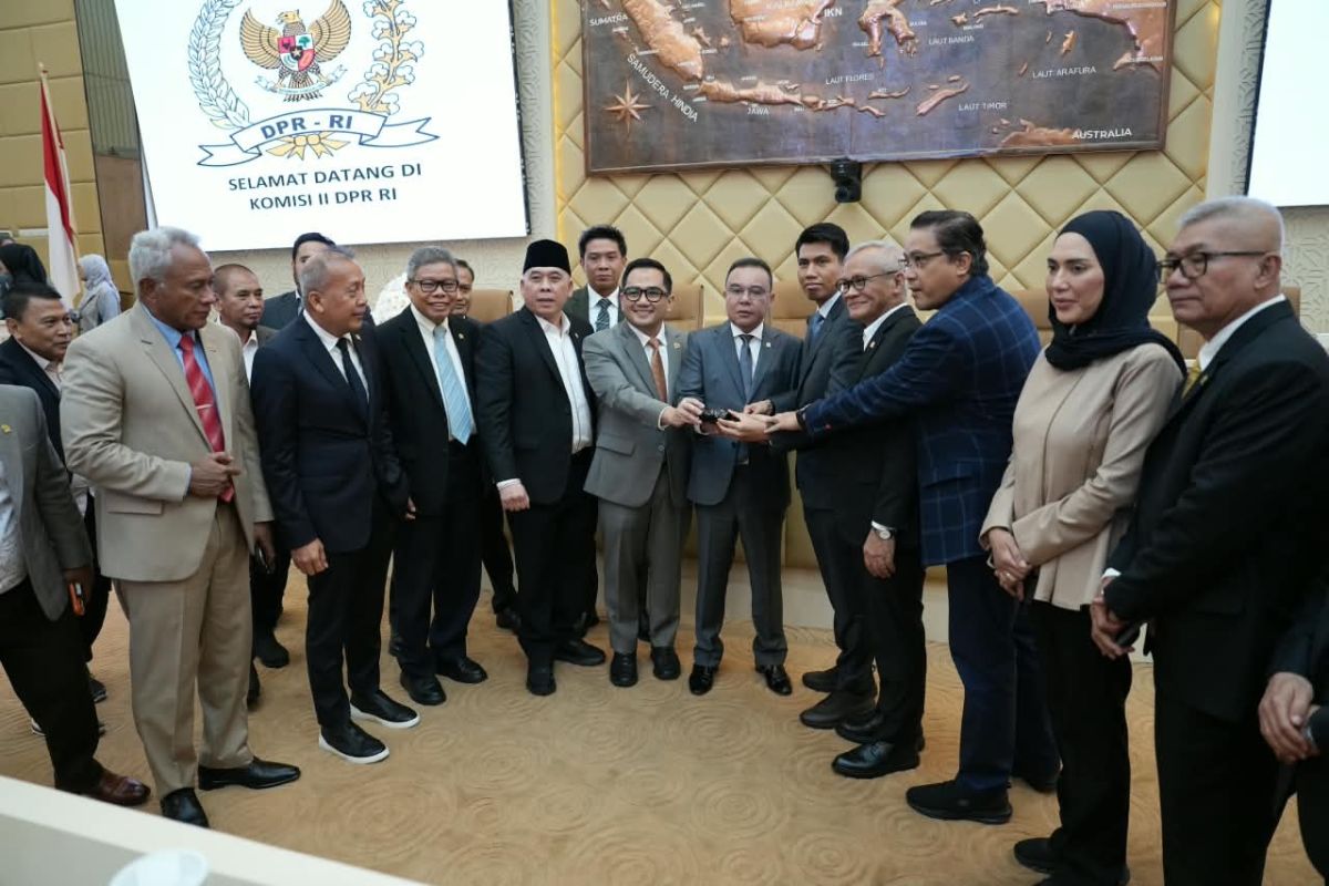 Wakil Ketua DPR RI Sufmi Dasco Ahmad bersama pimpinan Komisi II DPR RI mengumumkan Wakil Ketua Komisi II DPR RI Bahtra Banong sebagai Ketua Panja RUU Pemilu di Kompleks Parlemen Senayan, Jakarta, Kamis (8/10/2026). [Ist]