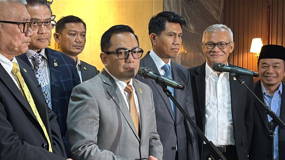 Wakil Ketua Komisi II DPR RI Bahtra Banong di Komplek Parlemen, Senayan, Jakarta, Kamis (8/10/2026). [Suara.com/Bagaskara]