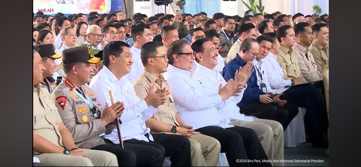 Prabowo bergurau ketika menyapa Luhut saat mengawali sambutannya di kawasan Indonesia Weda Bay Industrial Park (IWIP), Kabupaten Halmahera Tengah, Provinsi Maluku Utara, Kamis (8/10/2026). [Suara.com/Novian]