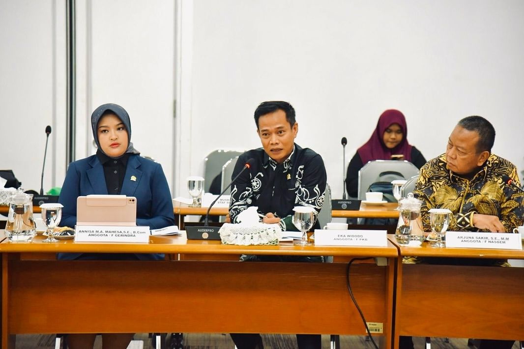 Anggota Komisi II DPR RI Fraksi PKB Eka Widodo (tengah). [Instagram]