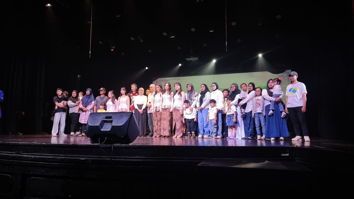Perwakilan Let&rsquo;s Share Health Care bersama anak-anak penerima manfaat dalam konser amal Nada Kasih di Gedung Kesenian Jakarta, Minggu (11/10/2026). (Suara.com Mohammad Rhadzaki Ramadhan)