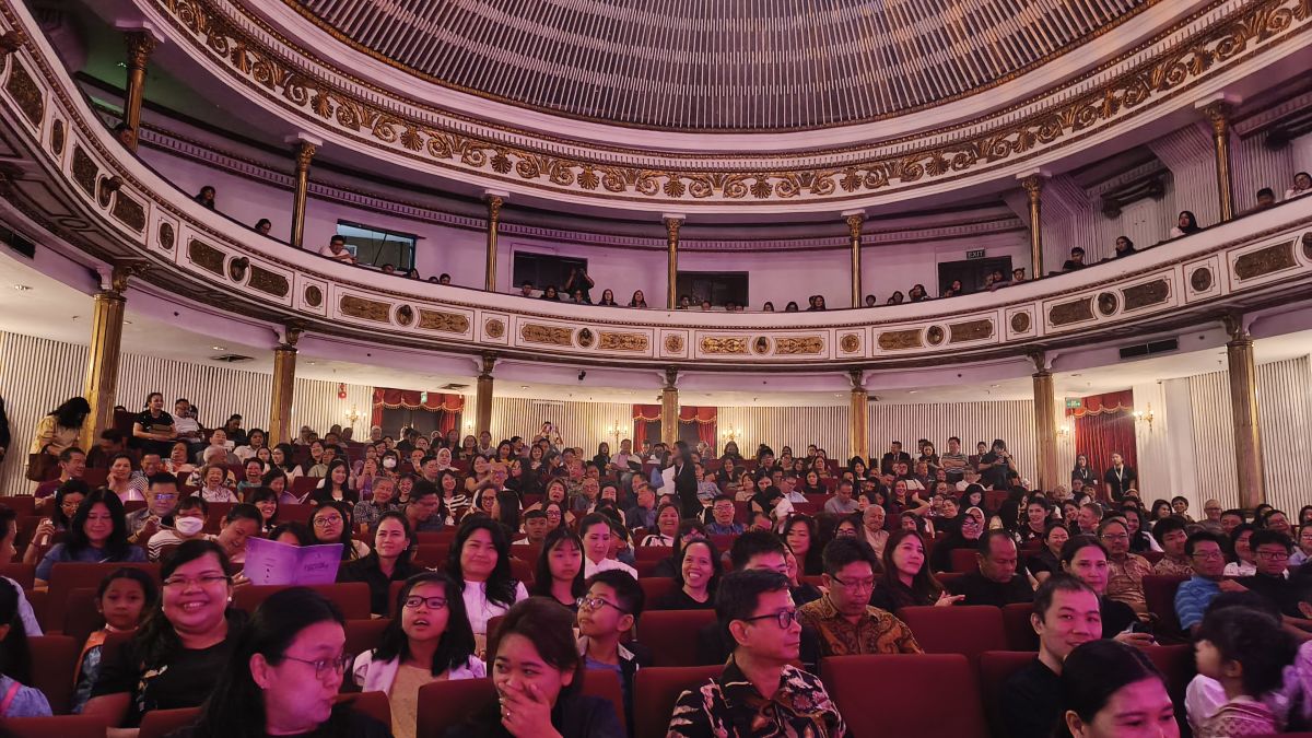 Suasana konser amal Nada Kasih “Harapan dalam Harmoni” di Gedung Kesenian Jakarta, Minggu (11/10/2026). (Suara.com/Mohammad Rhadzaki Ramadhan)
