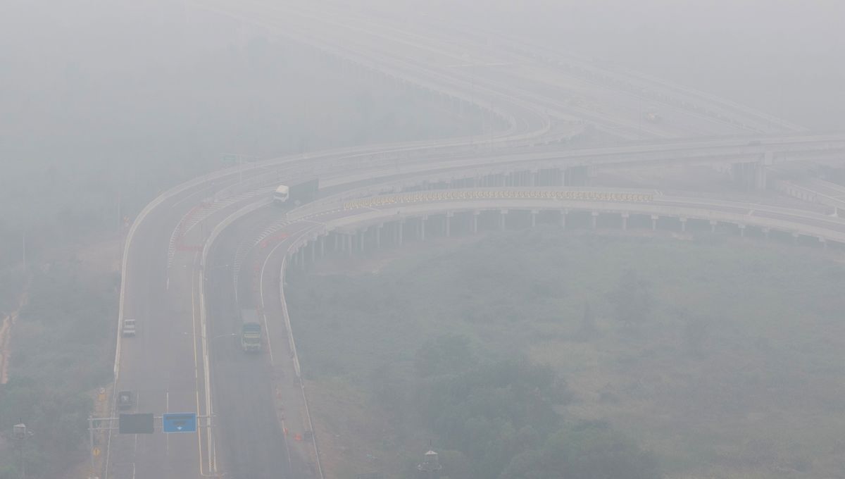Sejumlah kendaraan melintas di simpang susun Jalan Tol Trans Sumatera (JTTS) ruas Palembang-Lampung yang tertutup kabut asap di Desa Ibul Besar III, Pemulutan, Ogan Ilir (OI), Sumatera Selatan, Selasa (13/10/2026). [ANTARA FOTO/Nova Wahyudi/tom]