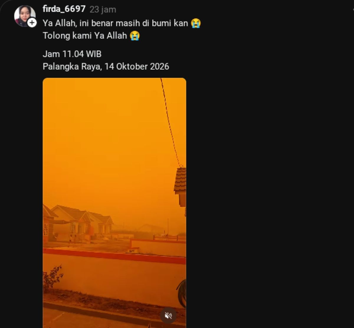 Langit Palangka Raya memerah mencekam diselimuti asap tebal hingga memicu kepanikan warga setempat.