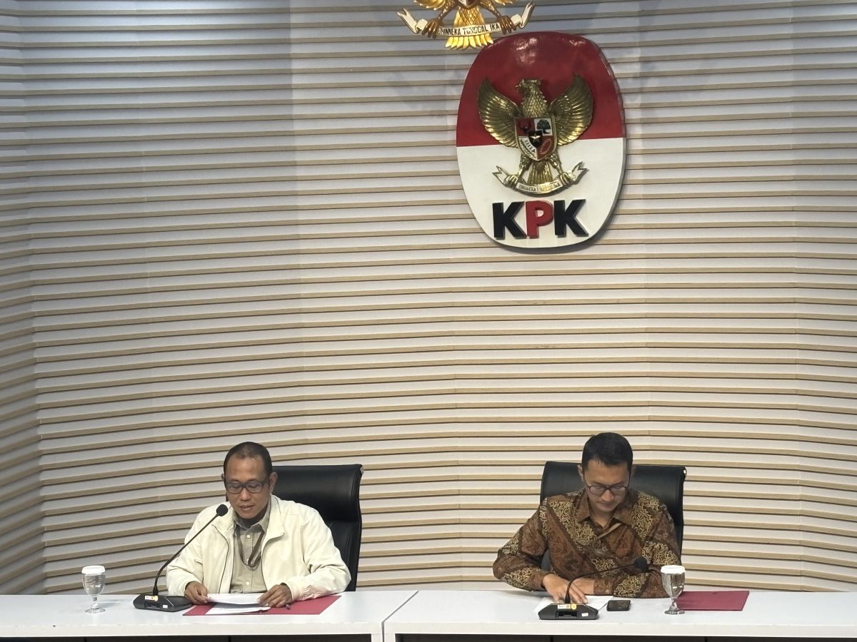 Pelaksana Tugas (Plt) Direktur Penyidikan KPK Ahmad Taufik Husein dan Juru Bicara KPK Budi Prasetyo di Gedung Merah Putih KPK, Jakarta Selatan, Jumat (16/10/2026). [Suara.com/Dea]