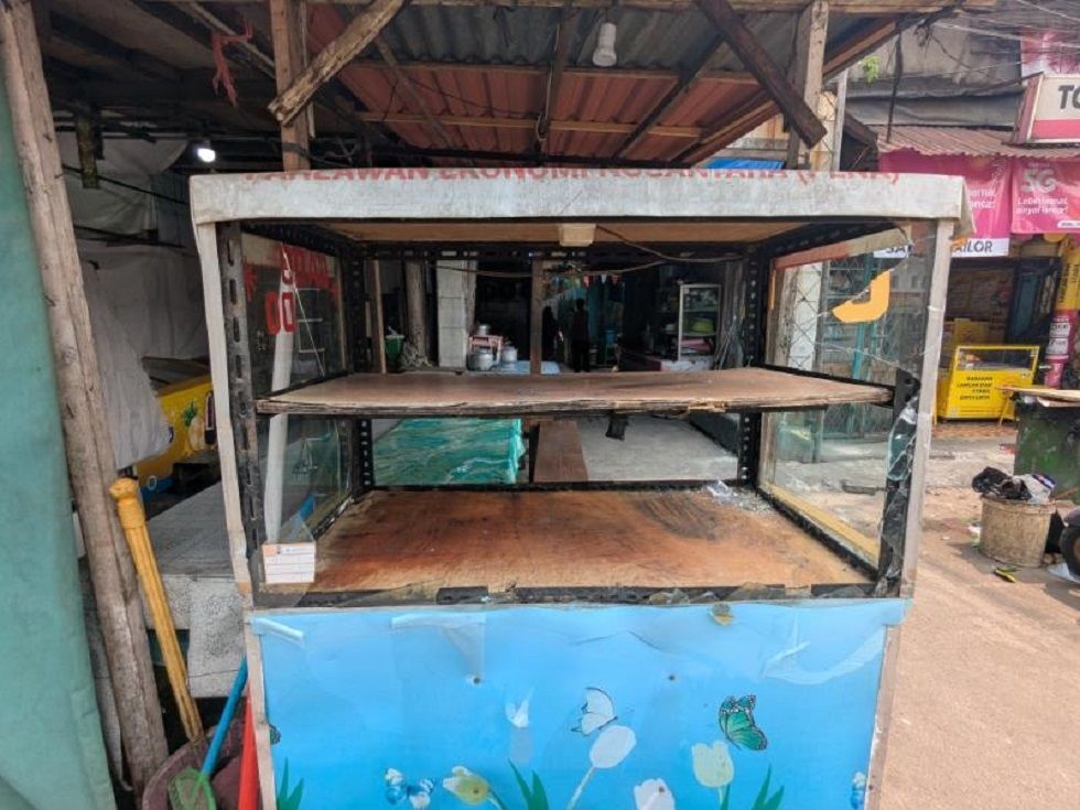 Sisa tawuran di depan Stasiun Manggarai (Suara.com/Adiyoga)