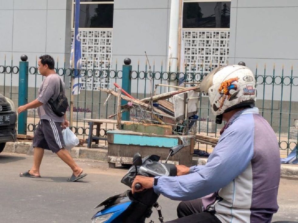 Sisa tawuran di depan Stasiun Manggarai (Suara.com/Adiyoga)