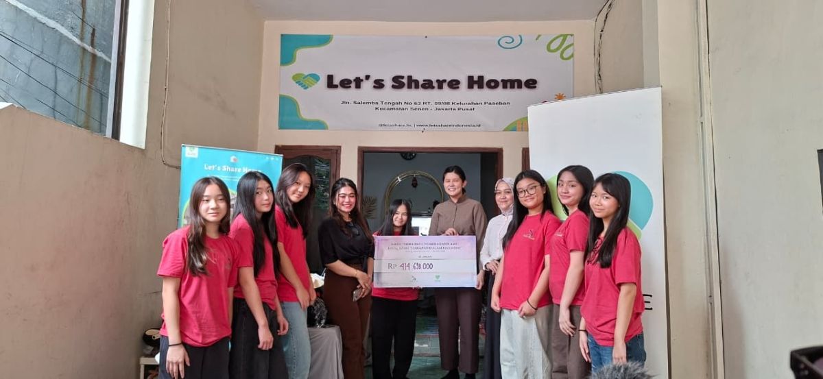 Tim Nada Kasih saat menyerahkan donasi kepada Founder Let's Share Home. (Dok; Restu Fadilah/Suara.com)