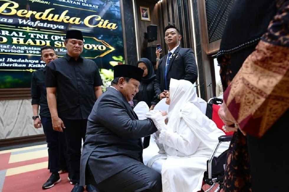 Presiden Prabowo Subianto melayat mantan KSAD Subagyo Hadi Siswoyo di Mabesad Jakarta pada Selasa, 20 Oktober 2026. (dok. Biro Pers, Media, dan Informasi Sekretariat Presiden)