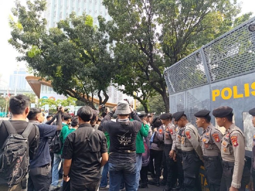 Massa Mahasiswa Mulai Berdatangan ke Medan Merdeka Selatan, Jalan Menuju Patung Kuda Ditutup. (suara.com/Agustin Dwi Anggraini)