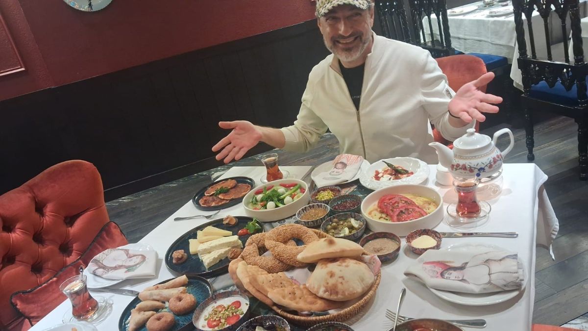Chef Sezai Zorlu, chef-owner Turkuaz Restaurant. (Suara.com/Vania)