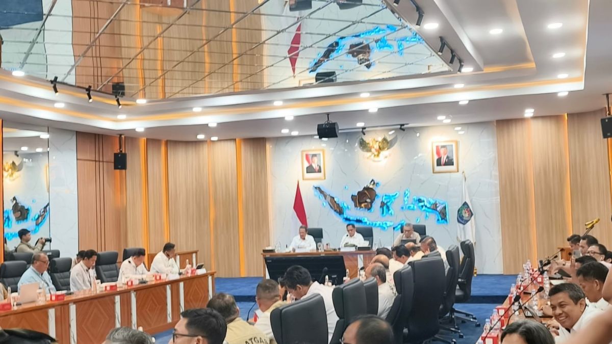 Suasana rapat koordinasi Satuan Tugas Percepatan Rehabilitasi dan Rekonstruksi (Satgas PRR) untuk membahas percepatan pemulihan wilayah terdampak bencana di Sumatra, di Kantor Kementerian Dalam Negeri, Gambir, Jakarta Pusat, Rabu (21/10/2026). (Suara.com/Mohammad Rhadzaki Ramadhan)