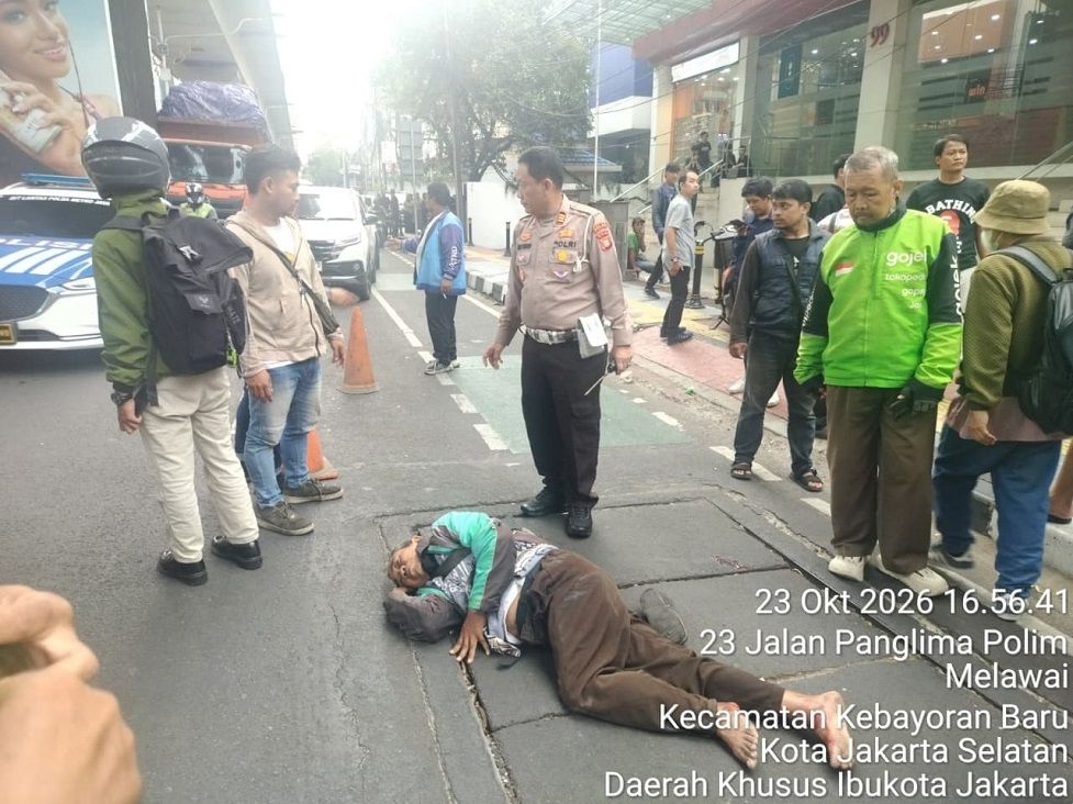 Pengemudi ojol terkapar usai ditabrak dan dilindas sopir taksi online di Panglima Polim.