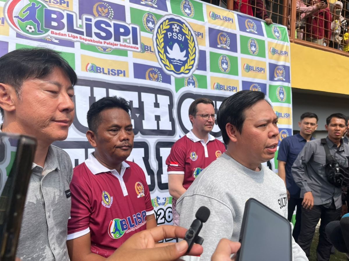 Ketua DPD RI Sultan B. Najamudin dan Ketua Umum Badan Liga Sepak Bola Pelajar Indonesia (BLiSPI), Subagja Suihan saat melakukan doorstop di Stadion Wibawa Mukti, Kabupaten Bekasi, Jawa Barat, Minggu (25/10/2026). (Suara.com/Tantri Amela Iskandar)