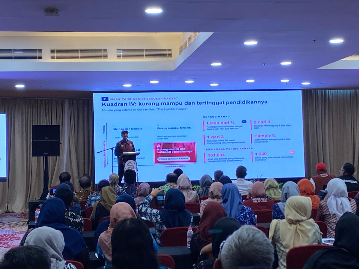 Mensos Saifullah Yusuf atau Gus Ipul memberikan pengarahan dalam acara Penguatan Kapasitas Manajerial Kepala Sekolah dalam Penyelenggaraan Sekolah Rakyat di Swiss-Belhotel Waterfront Makassar, Sulawesi Selatan, Selasa (27/10/2026).