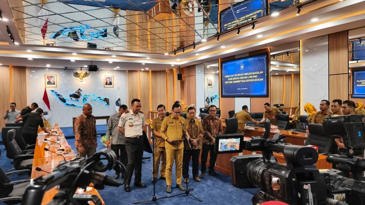 Wakil Menteri Dalam Negeri Bima Arya Sugiarto memberikan keterangan kepada awak media dalam sesi doorstop usai pemarafan Daftar Inventarisasi Masalah (DIM) Rancangan Undang-Undang tentang Administrasi Kependudukan di Kantor Pusat Kementerian Dalam Negeri, Jakarta, Selasa (27/10/2026). (Suara.com/Mohammad Rhadzaki Ramadhan)