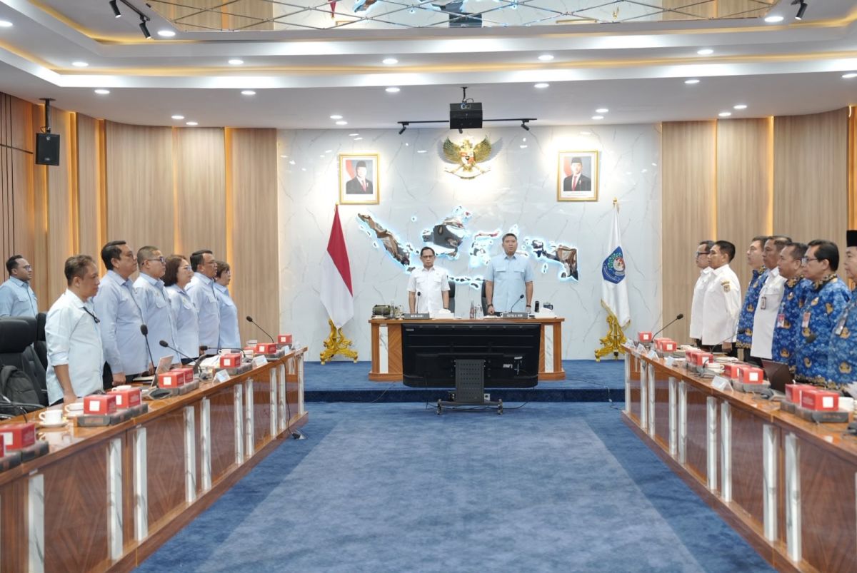 Menteri Dalam Negeri Muhammad Tito Karnavian memimpin Kick-Off Sosialisasi Surat Edaran Mendagri tentang Pelaksanaan Inspeksi dan Penilaian Kesesuaian Satuan Pelayanan Pemenuhan Gizi (SPPG) di Daerah di Kantor Kemendagri, Jakarta, Rabu (28/10/2026). (Suara.com/Mohammad Rhadzaki Ramadhan)