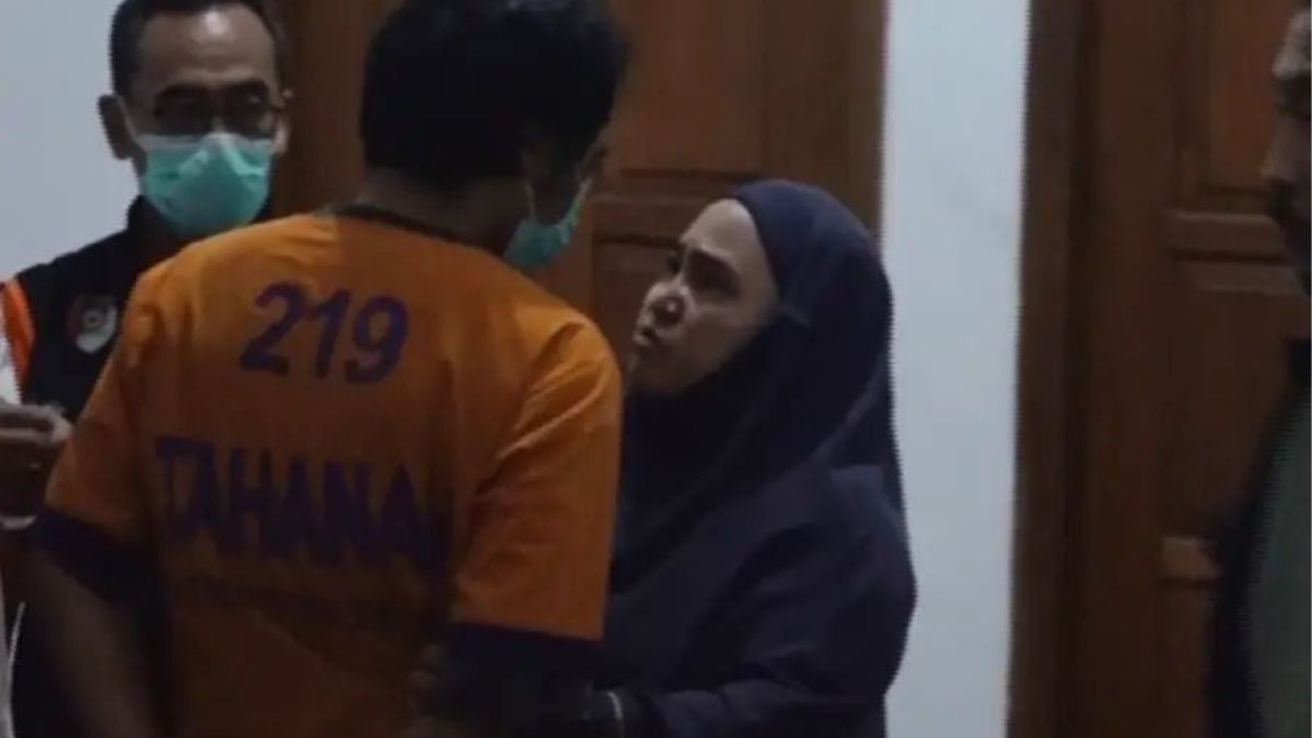 Istri sah Dwi Bagus Martono menangis dan memeluk suaminya setelah prarekonstruksi kasus dugaan pembunuhan ibu dan anak di Madiun, Selasa (27/10/2026). [beritajatim.com]