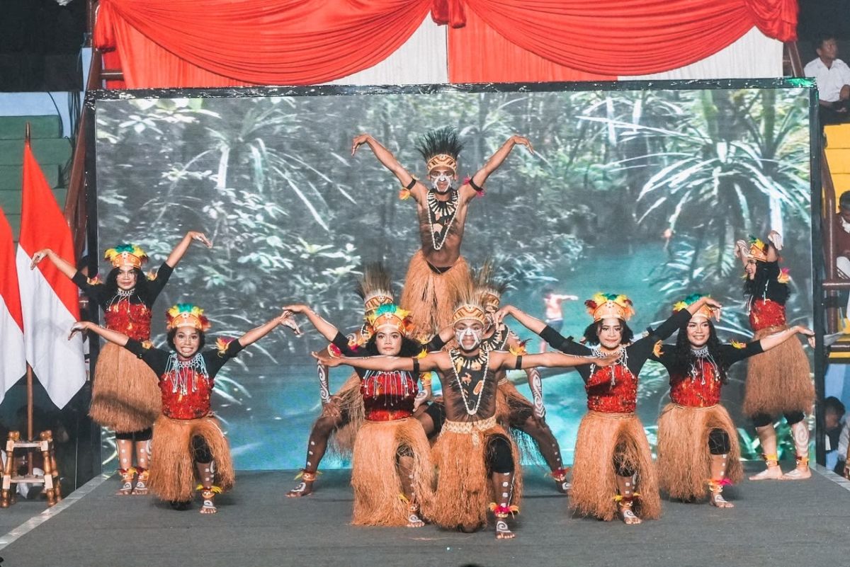 Siswa Sekolah Rakyat asal Papua menampilkan tarian Papua dalam acara peringatan satu tahun Sekolah Rakyat di GOR Sudiang, Makassar, Sulawesi Selatan, Rabu (28/10/2026). [Dok. Kemensos]