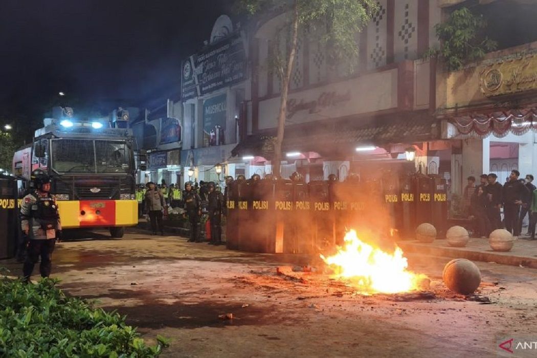 Personel kepolisian mengamankan aksi demonstrasi yang berujung ricuh di kawasan Malioboro, Daerah Istimewa Yogyakarta, Rabu (28/10/2026). ANTARA/Agung Dwi Prakoso