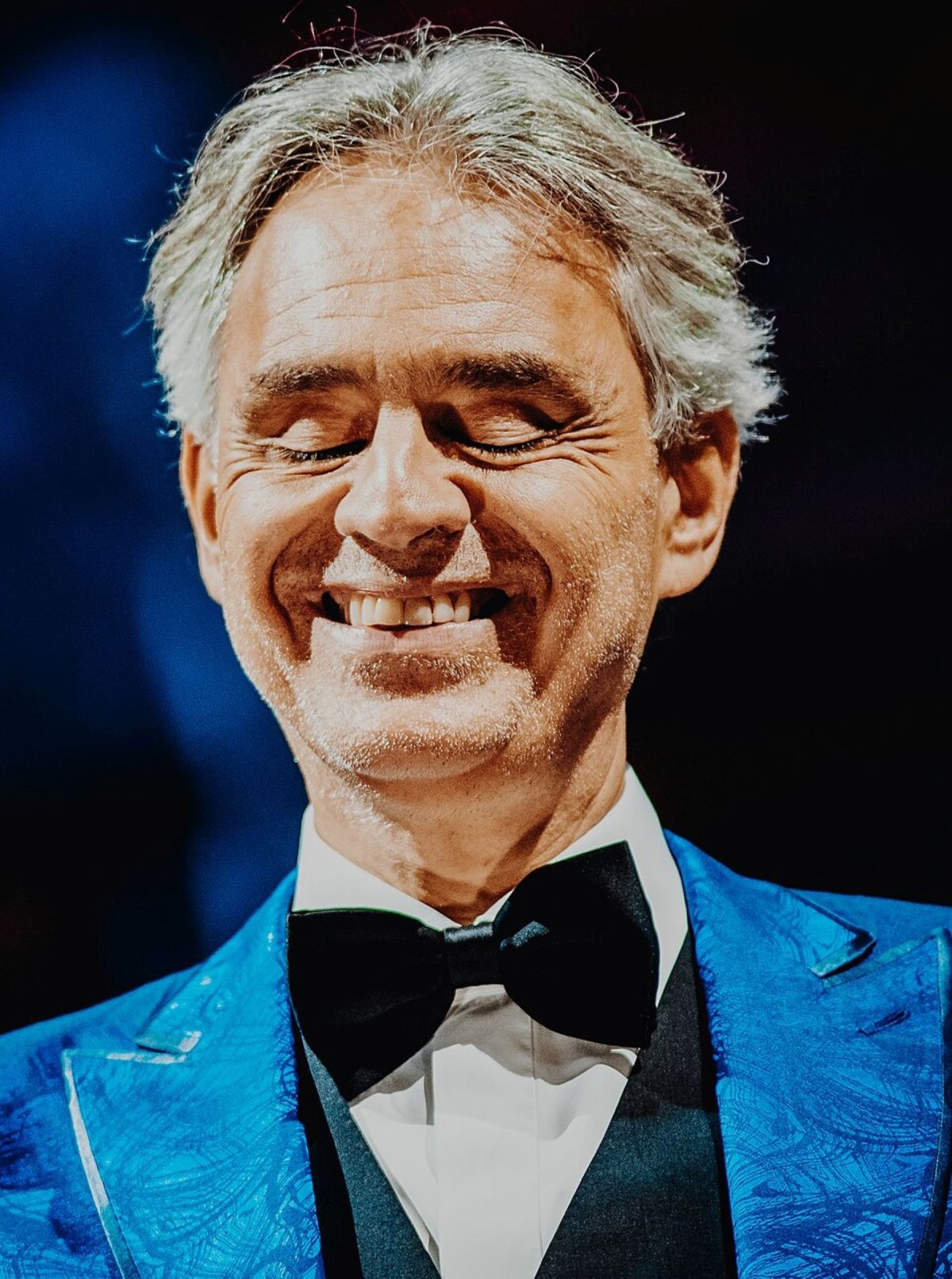 Maestro tenor dunia asal Italia, Andrea Bocelli menunjukkan kecintaannya terhadap musik sejak usia dini, lahir dengan kondisi penglihatan terkena glaukoma dan kehilangan penglihatan total saat 12 tahun akibat kecelakaan saat sepak bola. (Dok. InJourney)