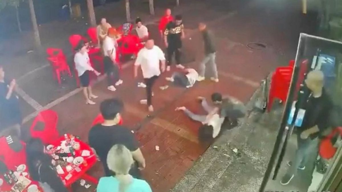 Image: Dua perempuan terbaring di jalan setelah diserang sekelompok pria di luar sebuah restoran di kota Tangshan 10 Juni lalu. [Reuters]