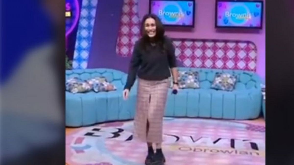 Ayu Ting Ting alami inside rok sobek di bagian depan. [TikTok @ayutingtingfactt]