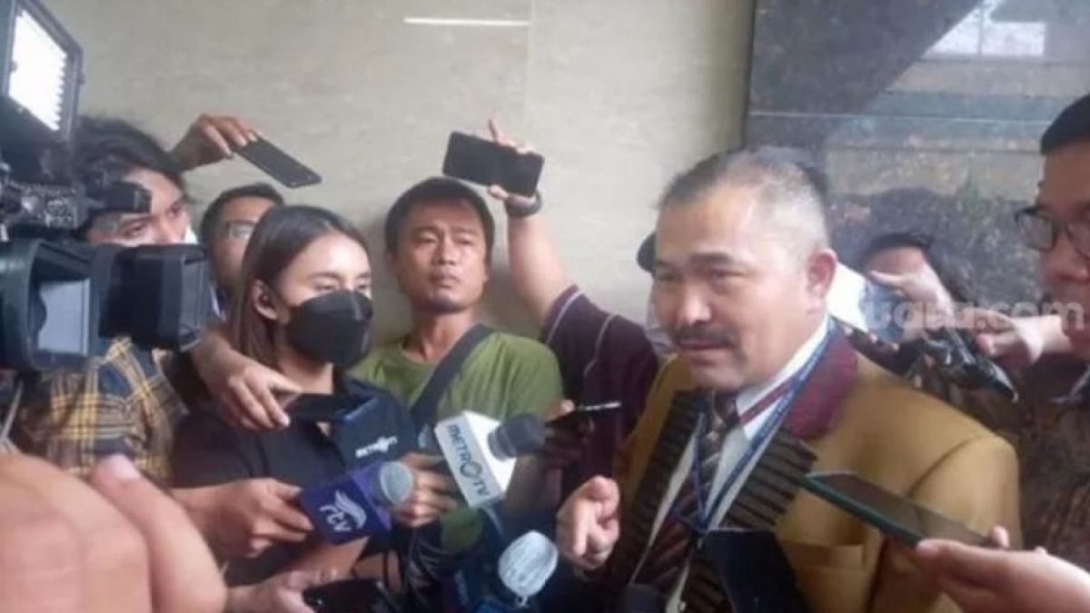 Kuasa hukum keluarga Brigadir J, Kamaruddin Simanjuntak ketika memenuhi panggilan Bareskrim Polri. Suara.com/Arga